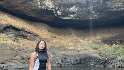 கண்ணை கட்டுதே... மிகவும் போல்டாக டாப் லெஸ் போஸ் கொடுத்த   சர்வைவர் ஐஸ்வர்யா கிருஷ்ணன்..!! வைரல் போட்டோஸ்..