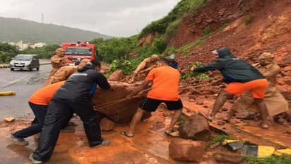 Cyclone Gulab: భారీ వర్షంతో ప్రమాదం... విశాఖలో రోడ్డుపై విరిగిపడిన కొండచరియలు