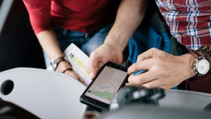 ఆస్తి పంచాలంటూ... 79 యేళ్ల మామ ఫోన్ పై కోడలు నిఘా.. రహస్యంగా కాల్ రికార్డ్స్ వింటూ.. !