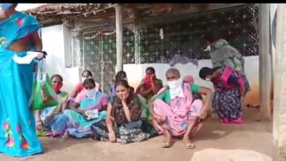 శారీరకంగా వాడుకుని వదిలేసాడు...: ప్రియుడి ఇంటిముంది యువతి ఆందోళన (వీడియో)