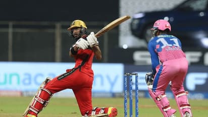 പവറോടെ തുടക്കം; പിന്നാലെ പവര്പ്ലേയില് വിക്കറ്റ് നഷ്ടമായി ആര്സിബി