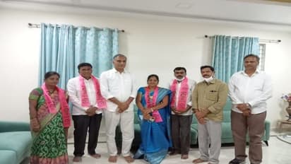 Huzurbad Bypoll:ఈటలకు బిగ్ షాక్... టీఆర్ఎస్ గూటికి బిజెపి జిల్లా ఉపాధ్యక్షురాలు, పట్టణ అధ్యక్షురాలు