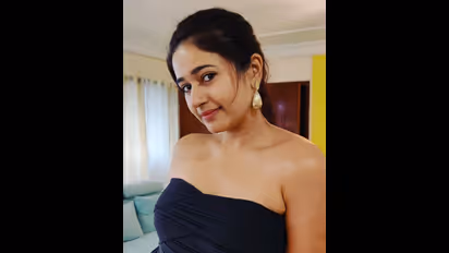 பிளாக் பிகினியில்... முழு கால்களையும் காட்டி 'பில்லா' நயன்தாராவுக்கே செம்ம டஃப் கொடுக்கும் பூனம் பாஜ்வா!