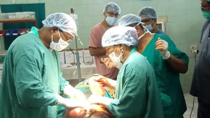 మేయర్ అయినా వృత్తి ధర్మం మరువలేదు.. సకాలంలో స్పందించి గర్బిణీకి ప్రాణం పోశాడు...