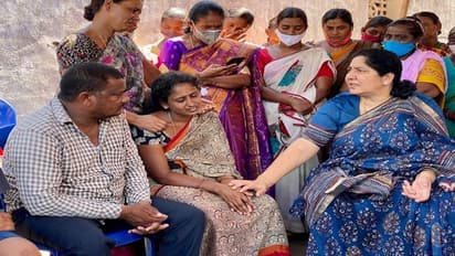 కరెంట్ షాక్ కొట్టి మరణించిన దీక్షిత కుటుంబానికి... సత్యవతి రాథోడ్ పరామర్శ, ఆర్థిక సాయం (వీడియో)