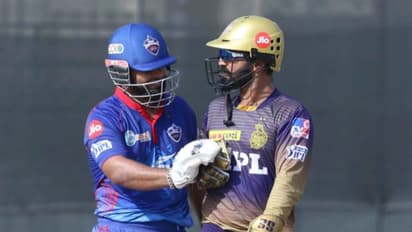 ഡികെയുടെ തലയ്ക്ക് നേരെ ആഞ്ഞുവീശി റിഷഭ് പന്ത്; രക്ഷപ്പെട്ടത് തലനാരിഴയ്ക്ക്- വീഡിയോ