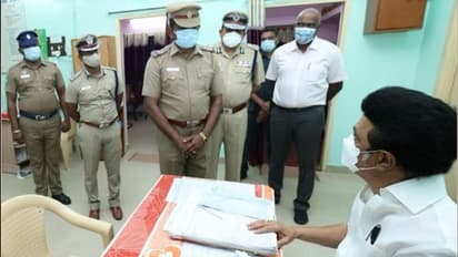 போலீஸ் ஸ்டேஷனுக்குள் அதிரடியாக நுழைந்த முதலமைச்சர் ஸ்டாலின். அலறிய காக்கிகள்.. வைரலாகும் போட்டோஸ்.