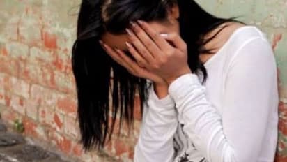 ప్రేమించి పెళ్లాడి తల్లినిచేసాక వదిలేసాడు... భర్త ఇంటిఎదుట భార్య ఆందోళన