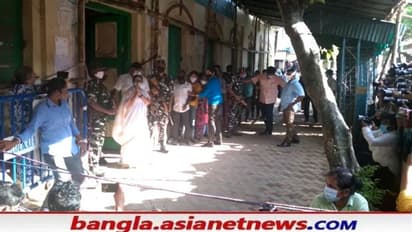 Bhabanipur By Election 2021: ভোট দিলেন মমতা, বেরিয়েই চেনা হাসিতে দেখালেন নমস্কার