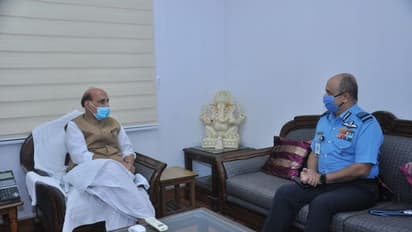 नए एयरचीफ वीआर चौधरी ने संभाला चार्ज, रक्षा मंत्री राजनाथ से की मुलाकात