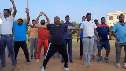 Huzurabad Bypoll: టీఆర్ఎస్ జోరు... తెల్లవారుజామునే మంత్రి గంగుల ప్రచారం షురూ (వీడియో)