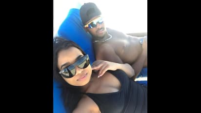 বিকিনি, সমুদ্র, সাঁতার - শরীরী আবেদনেই ছক্কা মারেন এই ক্যারিবিয়ান ক্রিকেটার বউ, দেখুন