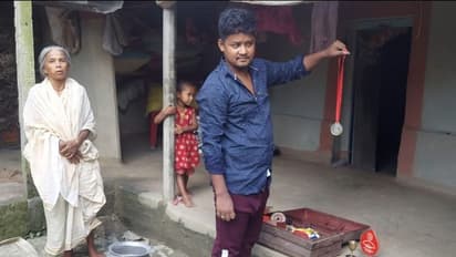 জাতীয় স্তরের অ্যাথলিট, ঝুলিতে রয়েছে সোনার মেডেলও, অভাবের জেরে আজ দিনমজুর