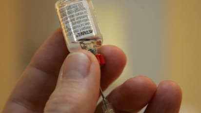 தடுப்பு மருந்துக்கு பதில் சலைன் சொல்யூஷன்.. வசமாக சிக்கிய மருத்துவர் - பரபரப்பு...!