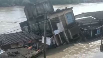 বন্যা পরিস্থিতির জেরে ঘাটালে হুড়মুড়িয়ে ভেঙে পড়ল বাড়ি, জলে ডুবে মৃত্যু নাবালকের