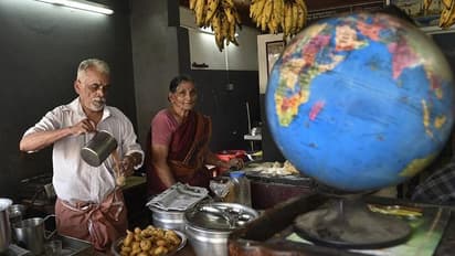 കോമ്രേഡ് പുടിനെ കാണാം എന്ന പ്രതീക്ഷയോടെ, കൊച്ചിയിലെ ചായക്കട ദമ്പതികൾ ഇരുപത്താറാം ട്രിപ്പിന് റഷ്യയിലേക്ക്
