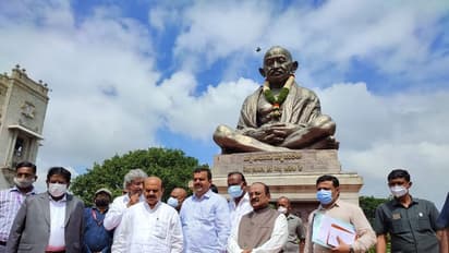 ಪತ್ನಿಗೆ ಸೀರೆ ಖರೀದಿಸಿದ ಸಿಎಂ ಬೊಮ್ಮಾಯಿ: ತಾವೂ ಕೊಂಡ ಎಂಟಿಬಿ, ವಿಜಯೇಂದ್ರ