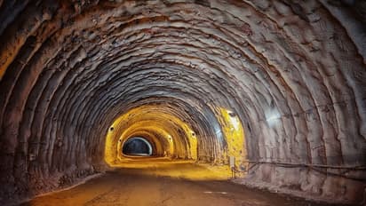 ലഡാക്ക് - ശ്രീനഗര്‍; സമുദ്രനിരപ്പില്‍ നിന്ന് പതിനൊന്നായിരം അടി മുകളിൽ ഒരു തുരങ്കം !