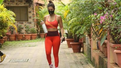 'স্পোর্টস ব্রা'-র পাশ দিয়ে বেরিয়ে বক্ষের একাংশ, চর্বি কমাতে ট্রাই করুন ফ্যাশনিস্তা মালাইকার জিম আউটফিট