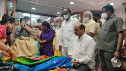 ಪತ್ನಿಗೆ ಸೀರೆ ಖರೀದಿಸಿದ ಸಿಎಂ: ಸೀರೆ ಸರಿ ಇಲ್ಲ ಅಂತ ಹೆಂಡತಿ ಬೈಯದಿದ್ರೆ ಸಾಕು ಎಂದ ಬೊಮ್ಮಾಯಿ