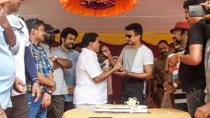 நடிகர் மயில்சாமி பிறந்த நாளுக்கு படக்குழுவினருக்கு பிரியாணி கொடுத்து ஜமாய்த்த உதயநிதி ஸ்டாலின்!!