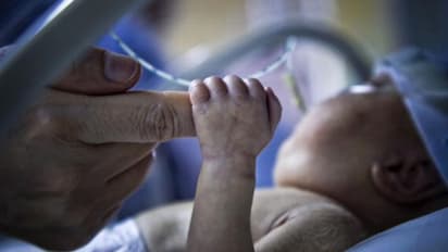 रात भर खर्राटे भर सोते रहे माता-पिता, बिस्तर के नीचे दबी रही 18 दिन की बच्ची, तड़प-तड़प कर हुई मौत