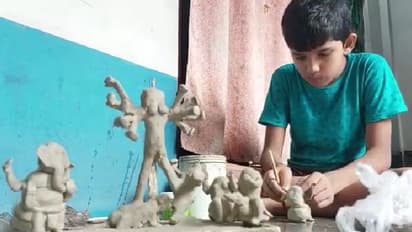 ছোট্ট হাতে তৈরি দুর্গা প্রতিমা, ১১ বছরের অনীকের কীর্তিতে চমকে গেল সবাই