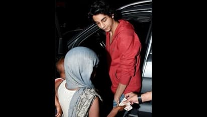 মুম্বই ড্রাগ কেস- এনসিবির হাতে গ্রেফতার শাহরুখ খানের ছেলে আরিয়ান খান