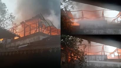 കാലടിയിൽ വൻ തീപിടിത്തം; അഗ്നിബാധ കിടക്ക കമ്പനിയിൽ, ഒരു നില പൂർണമായും കത്തിയമർന്നു