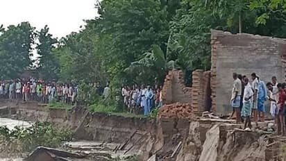 মুর্শিদাবাদে গঙ্গায় ভয়াবহ ভাঙন, নদী গর্ভে তলিয়ে গেল বাড়ি-বাগান-চাষের জমি