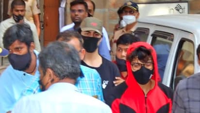 മുംബൈ കപ്പൽ ലഹരി പാർട്ടിക്ക് മലയാളി ബന്ധം ? ആര്യന് മയക്കുമരുന്ന് നൽകിയ ആൾ കസ്റ്റഡിയിൽ