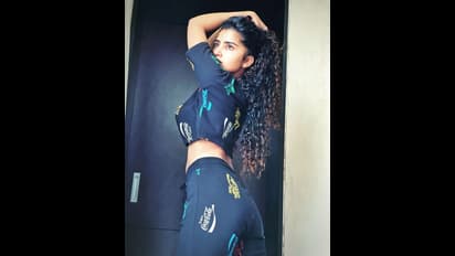 అనుపమను ఇలా చూస్తాం అని ఎప్పుడైనా అనుకున్నామా.. హోమ్లీ బ్యూటీ స్కిన్ షోకి తెరలేపిందిరా బాబు