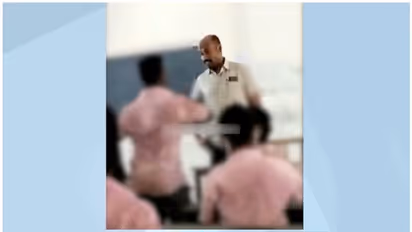 കാഴ്ചയില്ലാത്ത അധ്യാപകൻ ക്ലാസ് എടുക്കുമ്പോൾ മുന്നിൽ ഡാൻസ് കളിച്ച് വിദ്യാർഥികൾ, നടപടി