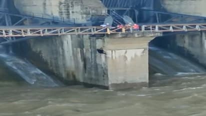 ఒకడి సెల్ఫీ మోజుకు మరో యువకుడు బలి... సింగూర్ ప్రాజెక్ట్ వద్ద దారుణం