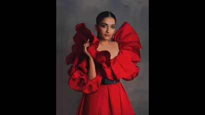 বিকিনিতে বিন্দুমাত্র আত্মবিশ্বাসী নয়, ড্রেসিং সেন্সেই মোহময়ী হয়ে ওঠেন, কেন এমন বললেন সোনম