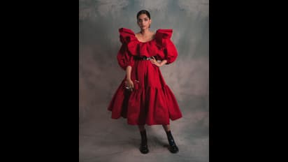 Celebrity: বাড়ি থেকে বের হওয়ার আগে মন্ত্র পাঠ করেন সোনম, জেনে নিন সোনম কোন ভগবানের বিশ্বাসী