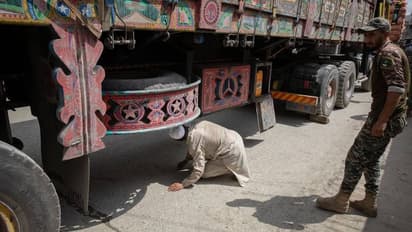 ഒന്നനങ്ങിയാല്‍ വീണുമരിക്കും; ലോറിക്കടിയില്‍  തൂങ്ങിക്കിടന്ന് അഫ്ഗാന്‍ കുട്ടികളുടെ കള്ളക്കടത്ത്!