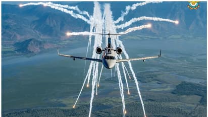 అబ్బురపరిచే రాఫేల్ జెట్ విన్యాసాలు.. తొలిసారిగా చిత్రాలు విడుదల చేసిన వైమానిక దళం