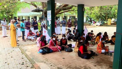 ഹോസ്റ്റൽ ഫീസ് വർധനവ്: കേരളവർമ്മ കോളേജിൽ എസ്എഫ്ഐയുടെ അനിശ്ചിതകാല കുത്തിയിരിപ്പ് സമരം
