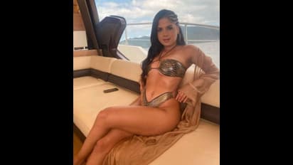 অর্ধনগ্ন শরীরে আগুন ঝরান সমুদ্র থেকে সুইমিং পুলে, চিনে নিন সিএসকের তারকার 'সুপার হট' বান্ধবীকে