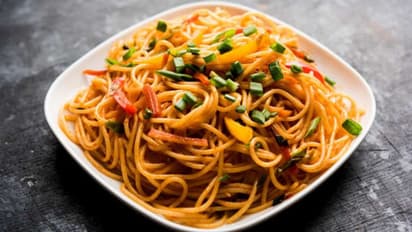 நூடுல்ஸ் சாப்பிட்ட பெண் துடிதுடித்து சாவு.. எலிக்கு வைத்திருந்த தக்காளியால் ஏற்பட்ட விபரீதம் !