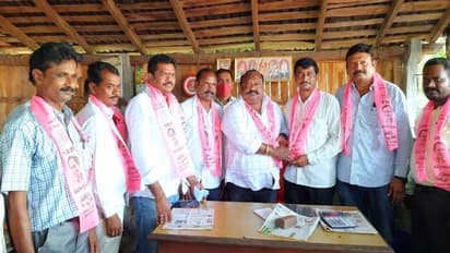 Huzurabad Bypoll: ఈటలకు షాక్... బిజెపిని వీడి టీఆర్ఎస్ లో చేరిన హుజురాబాద్ కౌన్సిలర్