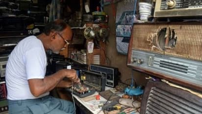 আশ্বিনের শারদ প্রাতে-রাত পোহালেই মহালয়ার ভোর, ধুলো ঝেড়ে রেডিও সারাচ্ছে বাঙালি