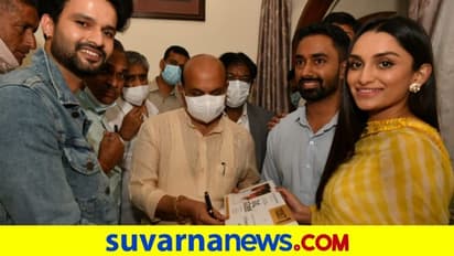 ನಿನ್ನ ಸನಿಹಕೆ ಸಿನಿಮಾದ ಮೊದಲ ಟಿಕೆಟ್ ಸ್ವೀಕರಿಸಿದ ಸಿಎಂ ಬೊಮ್ಮಾಯಿ