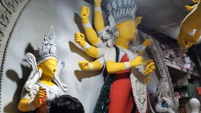 রাতভর  ব্যস্ততা তুঙ্গে, মণ্ডপে মণ্ডপে প্রতিমা আনার পালা, মহালয়ায় রাত জাগা কুমোরপাড়া