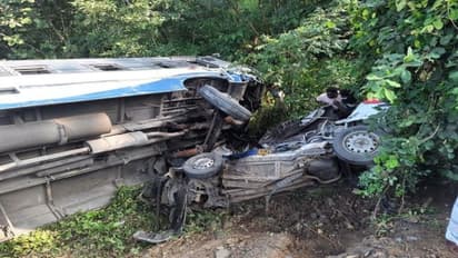 రోడ్డు ప్రమాదం: కారును ఢీకొని లోయలోకి దూసుకెళ్లిన బస్సు, కారు డ్రైవర్ మృతి