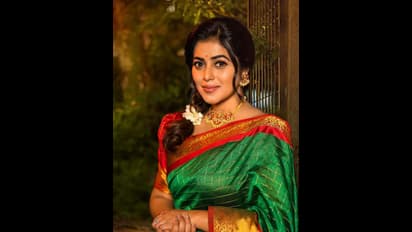 గ్లామర్ బ్యూటీ ట్రెడిషనల్ టచ్ ఇస్తే ఈ రేంజ్ లో ఉంటుందా... శారీలో కొత్త లుక్ ట్రై చేసిన ఢీ యాంకర్ పూర్ణ