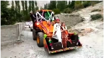 జేసీబీపై వివాహవేదిక వద్దకు నూతన వధూ వరులు.. పాకిస్తాన్ జంట వీడియో వైరల్