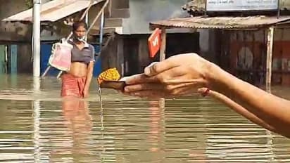 ঘাটালে এখন 'দুয়ারে' নদী, বাড়ির সামনে প্লাবনের জলে তর্পণ স্থানীয়দের