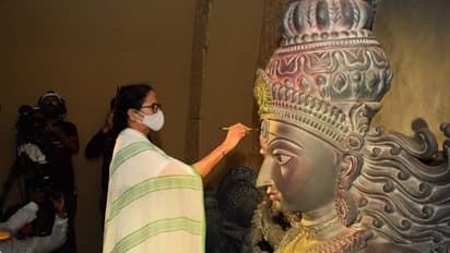 মহালয়ার দিনই নাকতলায় পুজোর উদ্বোধন, চেতলায় চক্ষুদান মমতার